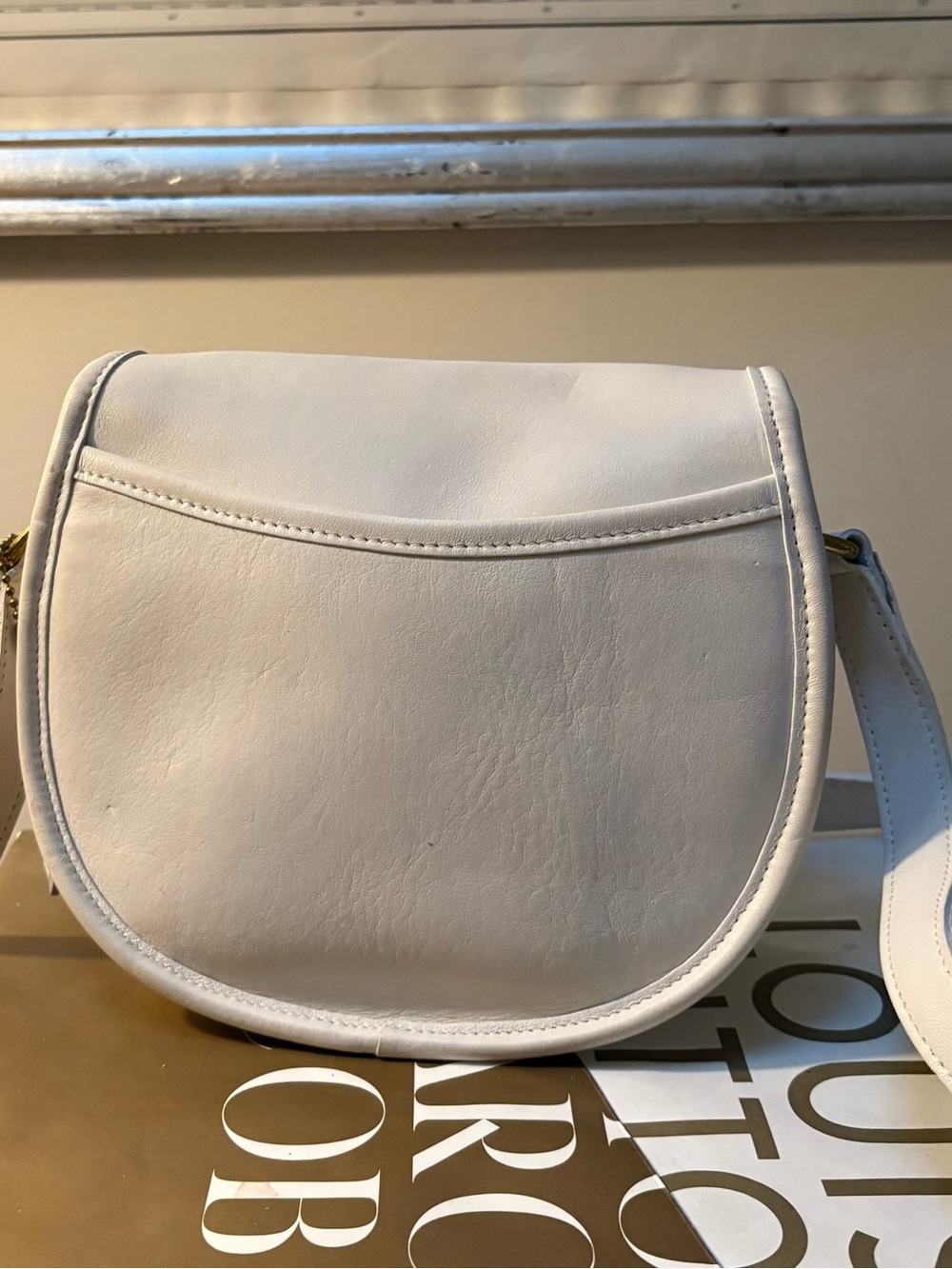 Vintage Coach White Leather Saddle Crossbody Bag with Brass Hardware #K6M-9981 - Picture 3 of 5